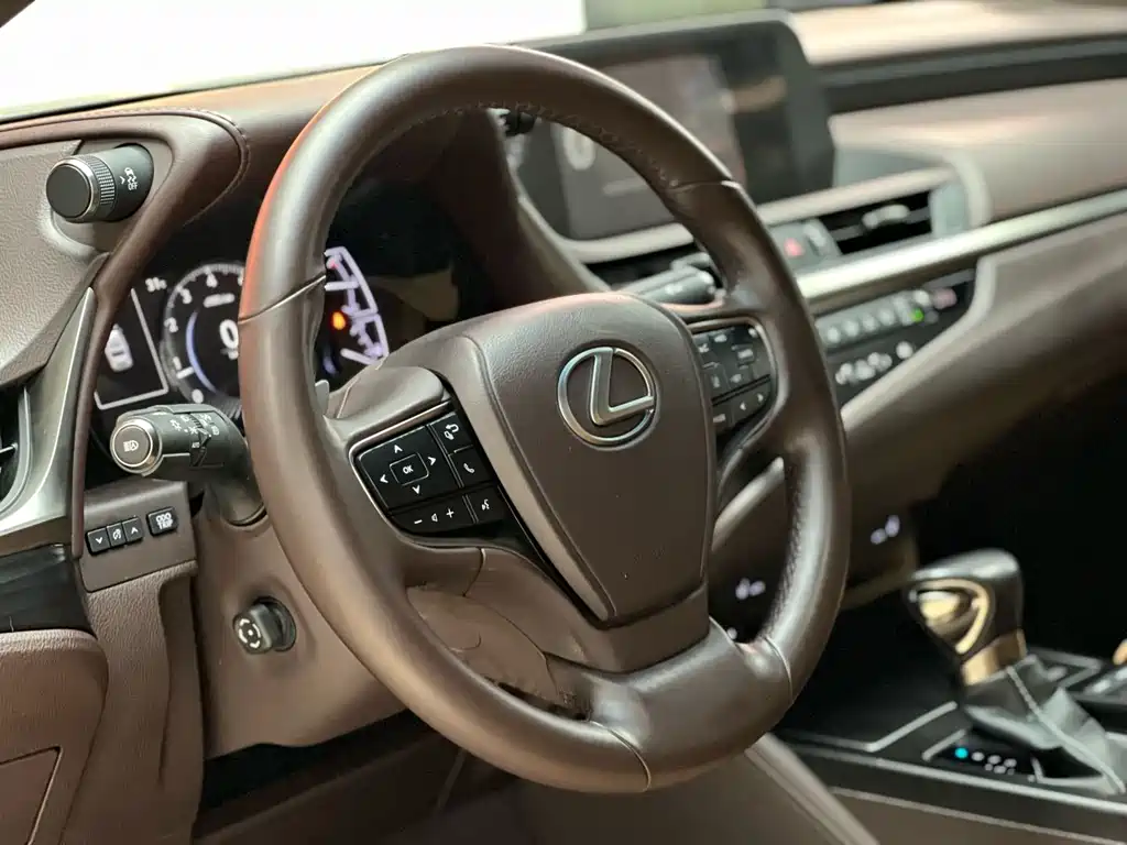 Lexus ES 2019