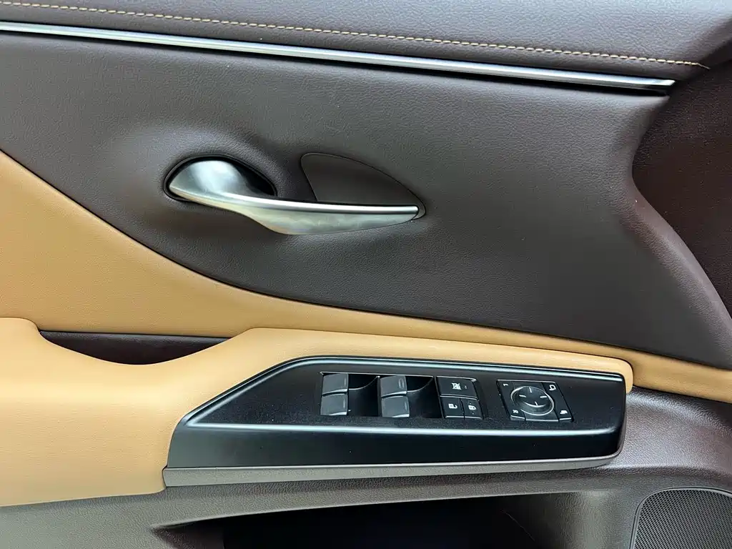 Lexus ES 2019 — фото 18