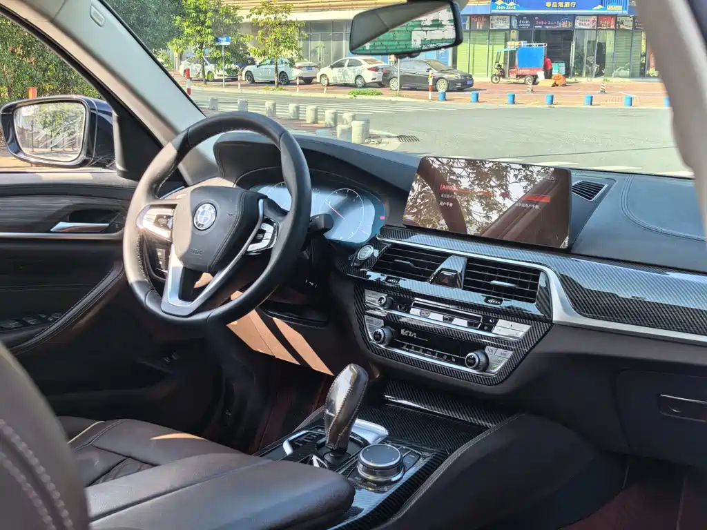 BMW 5 Series 2019 — фото 10