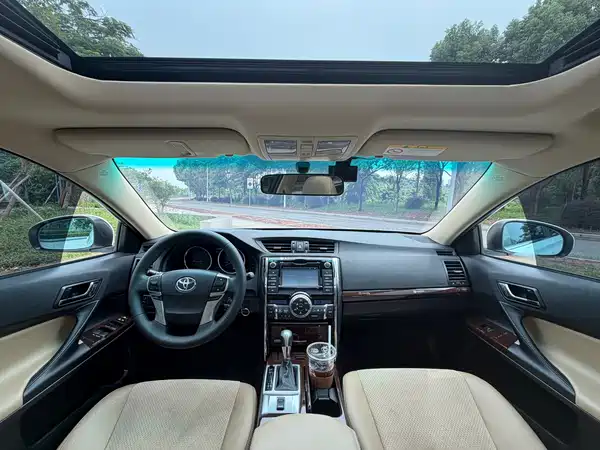 Toyota Reiz 2014