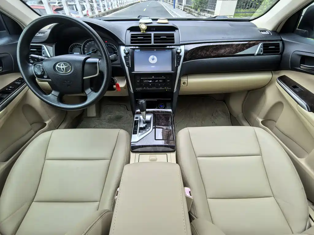 Toyota Camry 2015 — фото 19