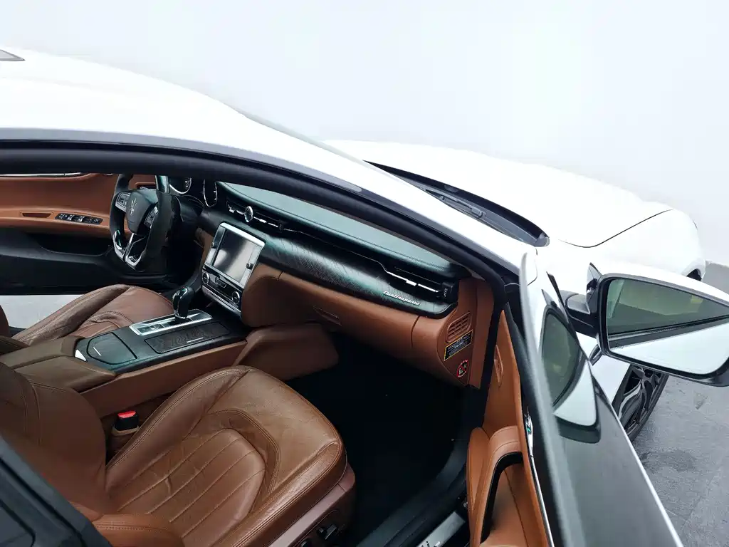 Maserati Quattroporte 2015 — фото 23