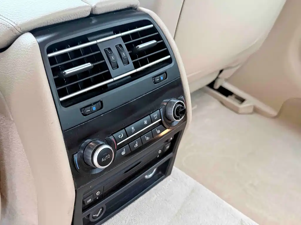 BMW 7 Series 2012 — фото 18