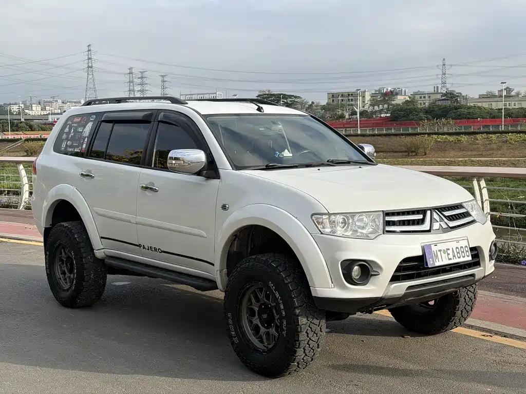 Mitsubishi Pajero Sport 2014 — фото 3