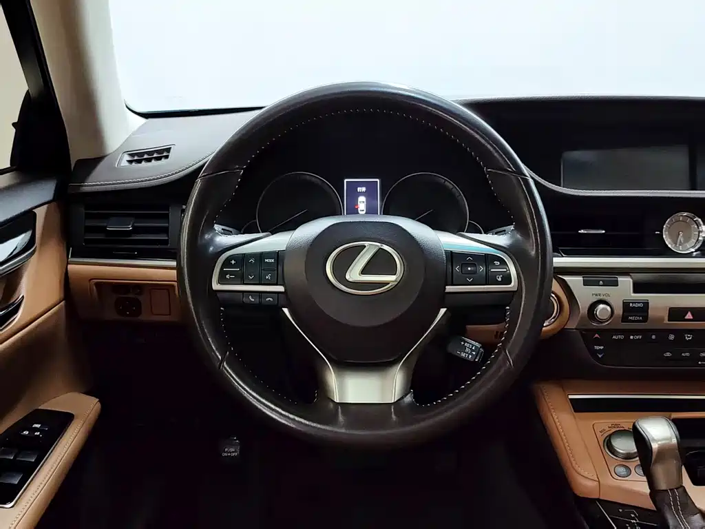 Lexus ES 2018 — фото 18