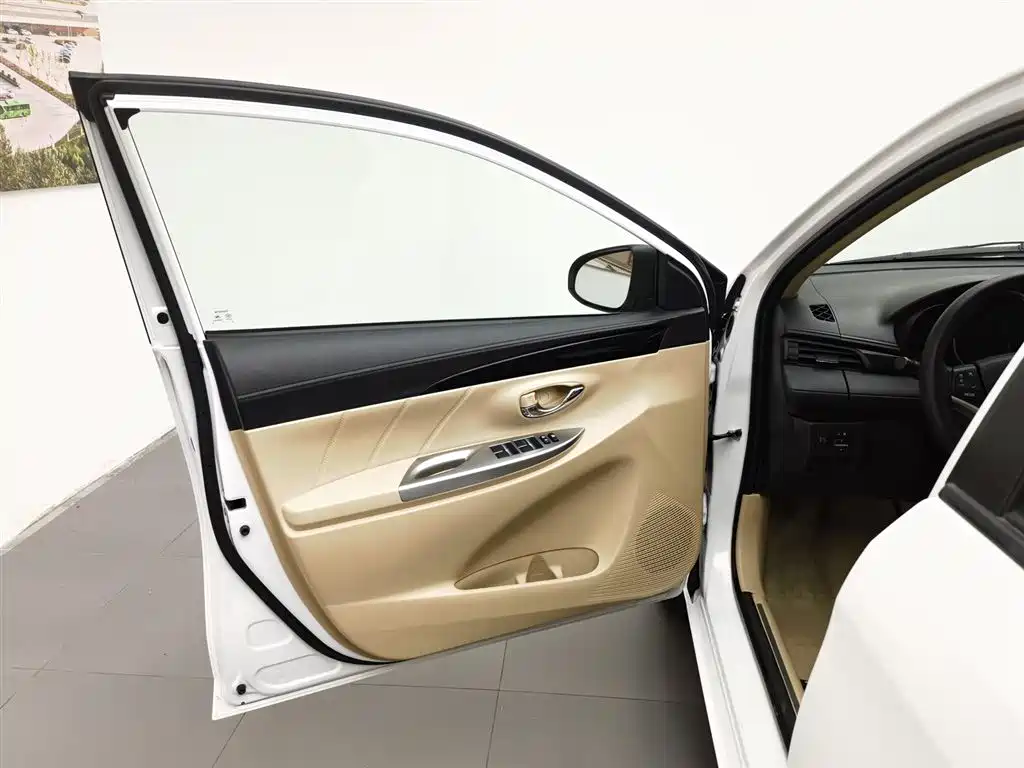 Toyota Yaris L 2017 — фото 8