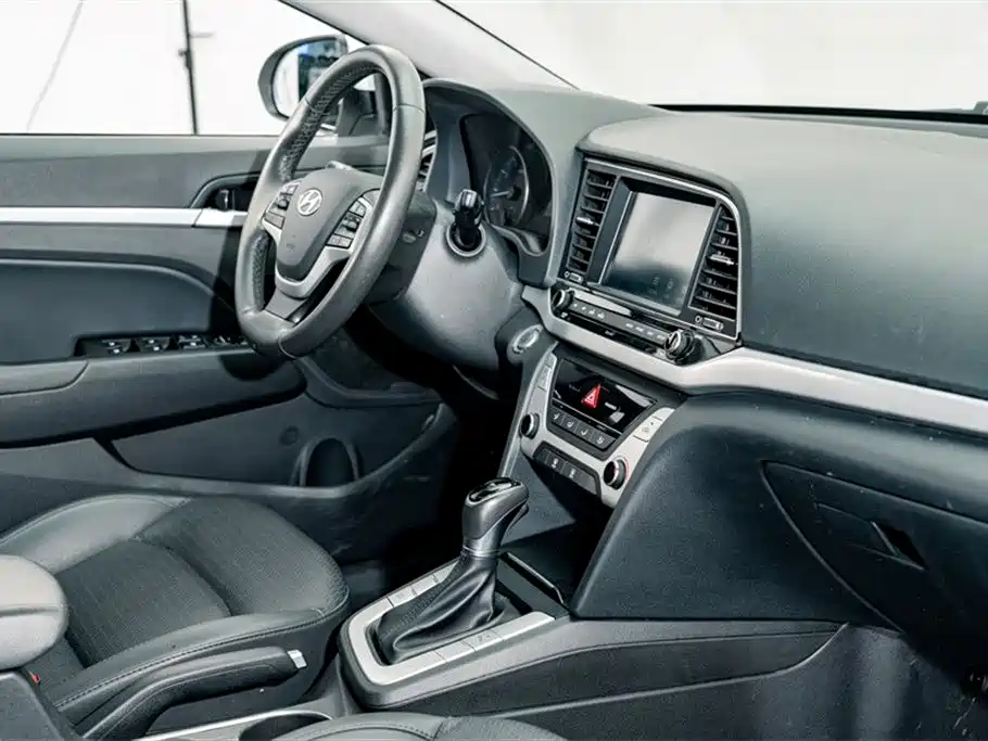 Hyundai Elantra 2018 — фото 17