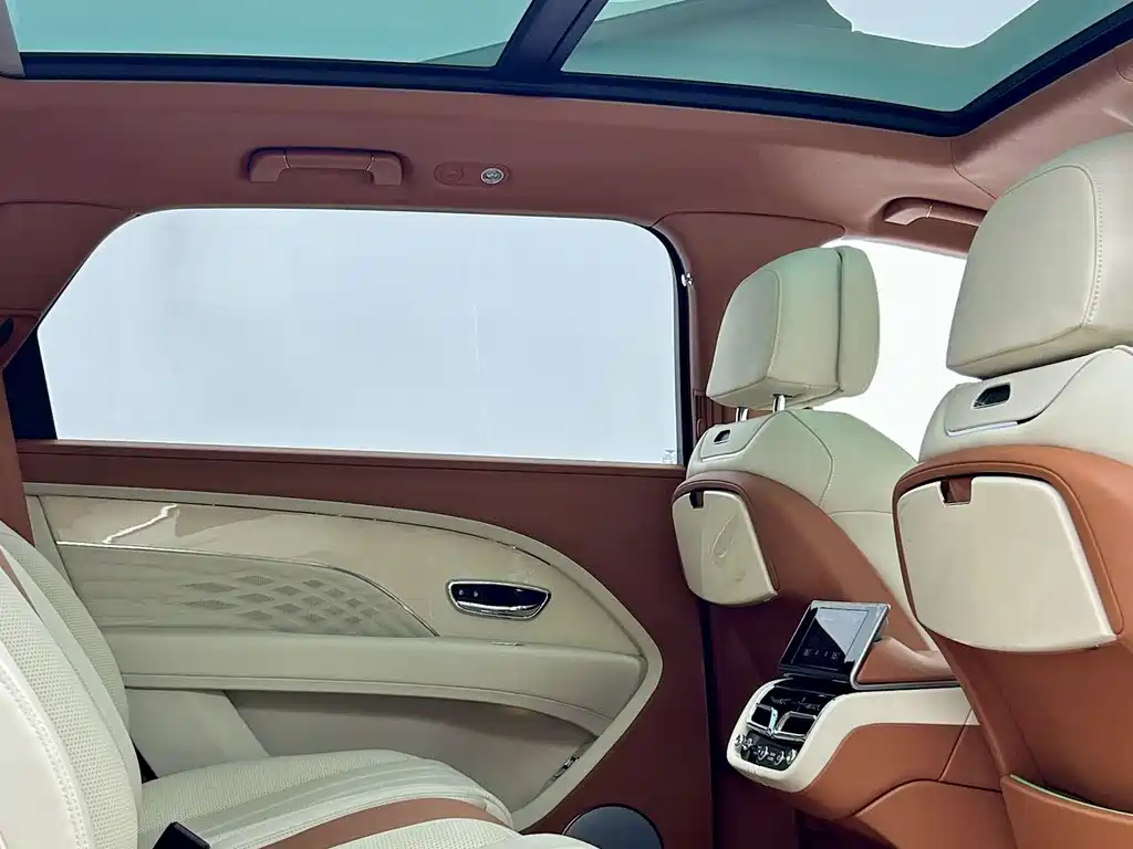 Bentley Bentayga 2023 — фото 13