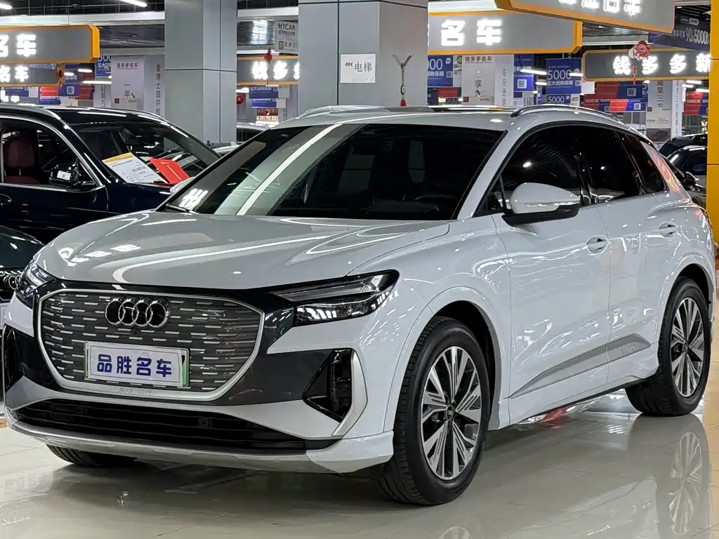 Audi Q4 e-tron 2024 — фото 1