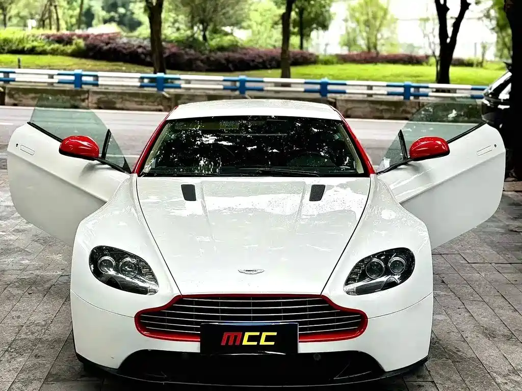 Aston Martin V8 Vantage 2013 — фото 2