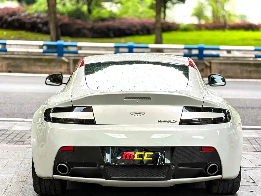 Aston Martin V8 Vantage 2013 — фото 11