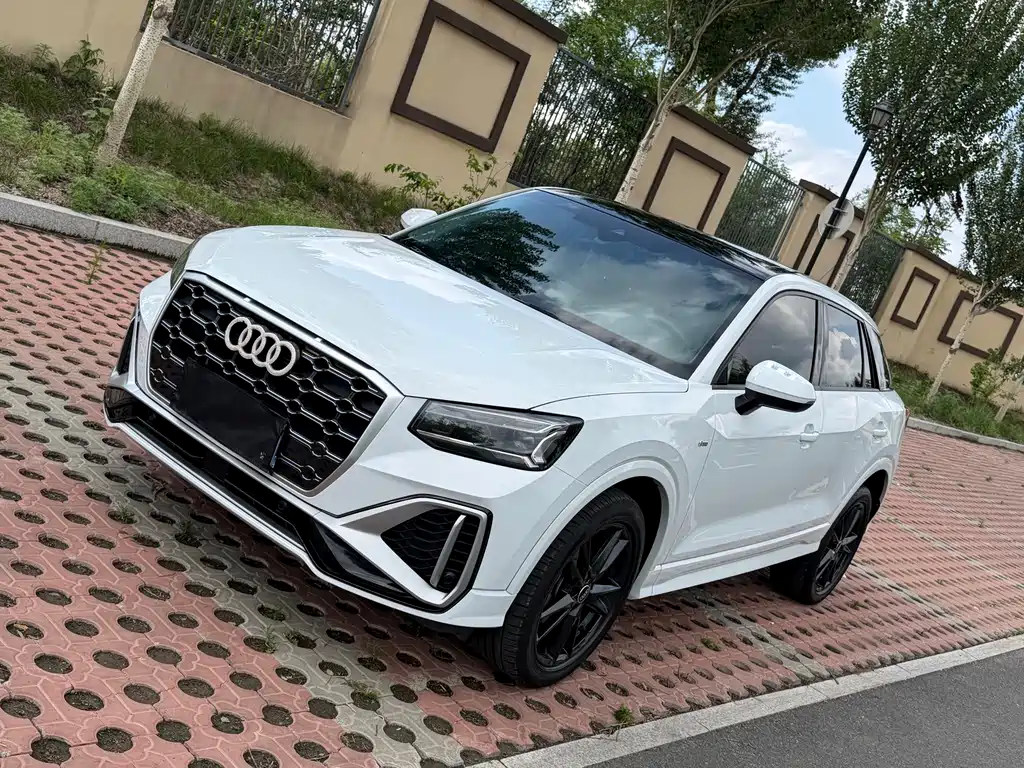 Audi Q2L 2022 — фото 1