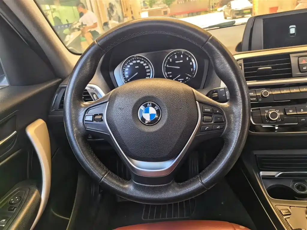 BMW 1 Series 2018 — фото 11