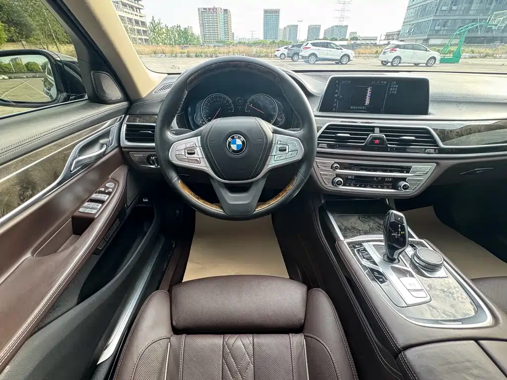 BMW 7 Series 2017 — фото 14