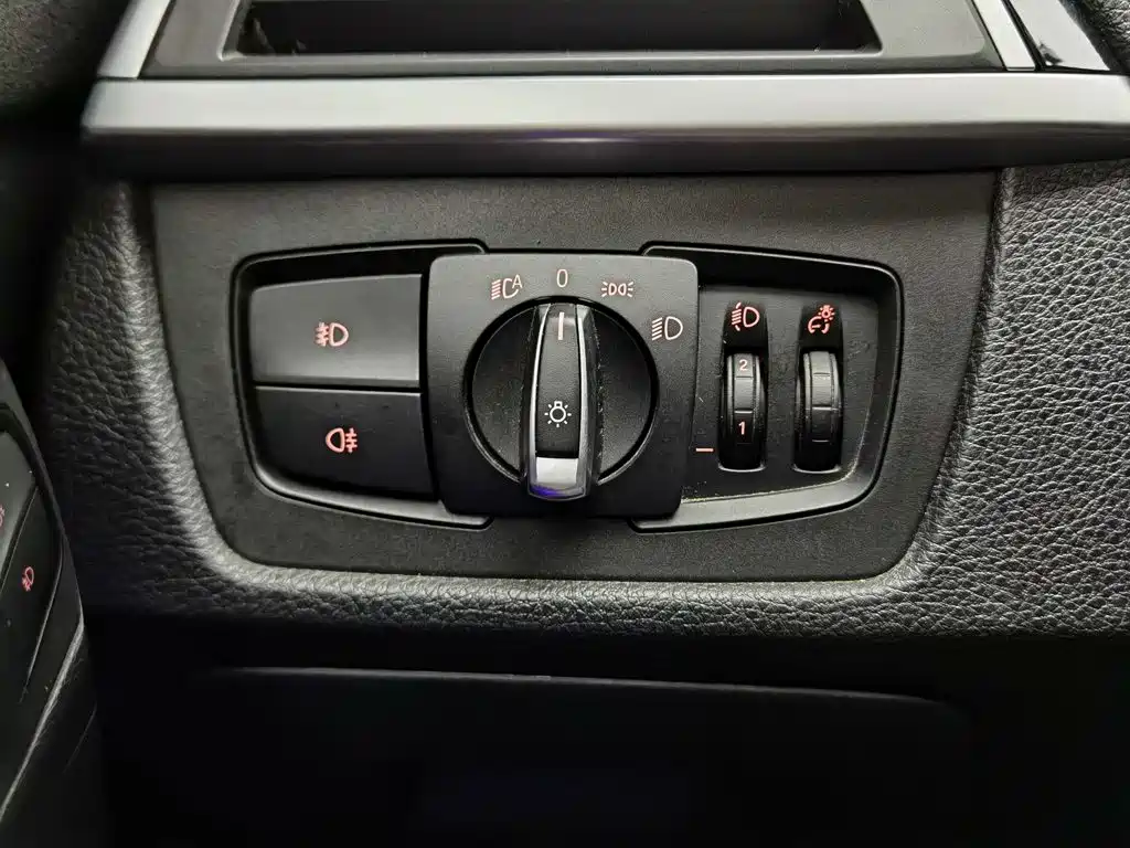 BMW 3 Series 2018 — фото 21
