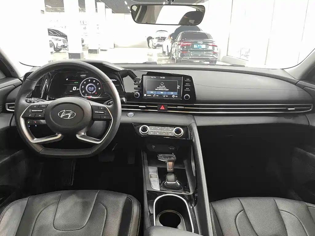 Hyundai Elantra 2023 — фото 9