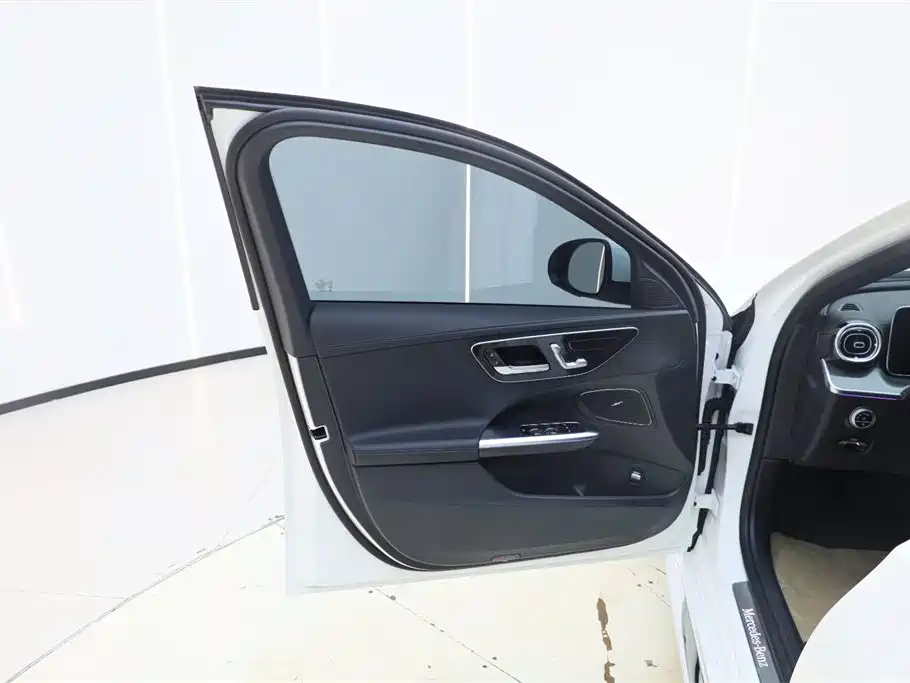Mercedes-Benz C-Class 2025 — фото 15