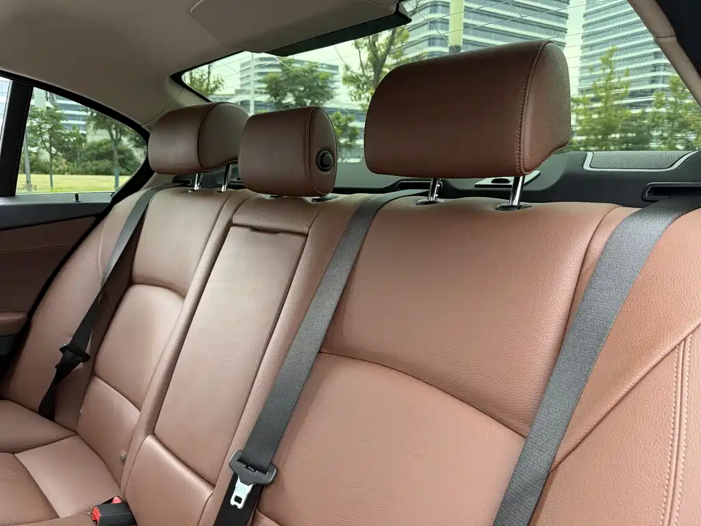 BMW 5 Series 2017 — фото 10