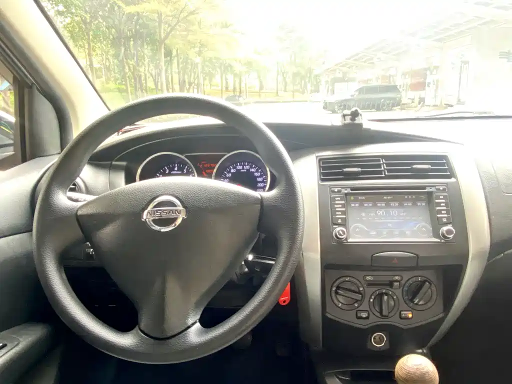 Nissan Livina 2015 — фото 18