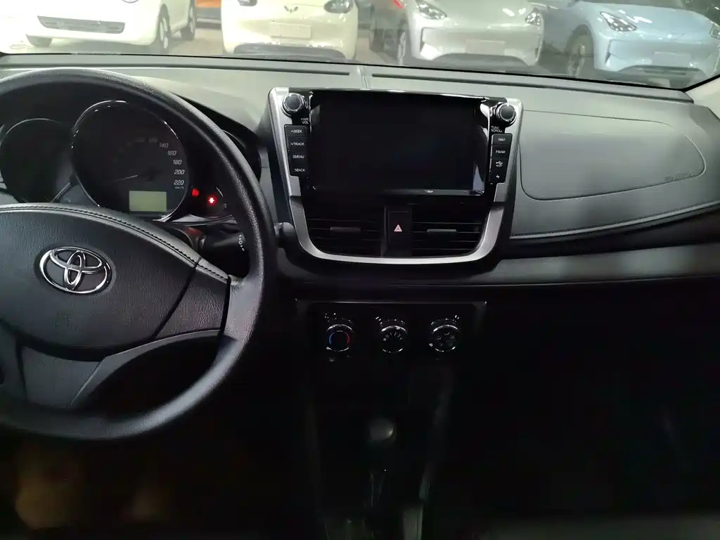 Toyota Yaris L 2020 — фото 11