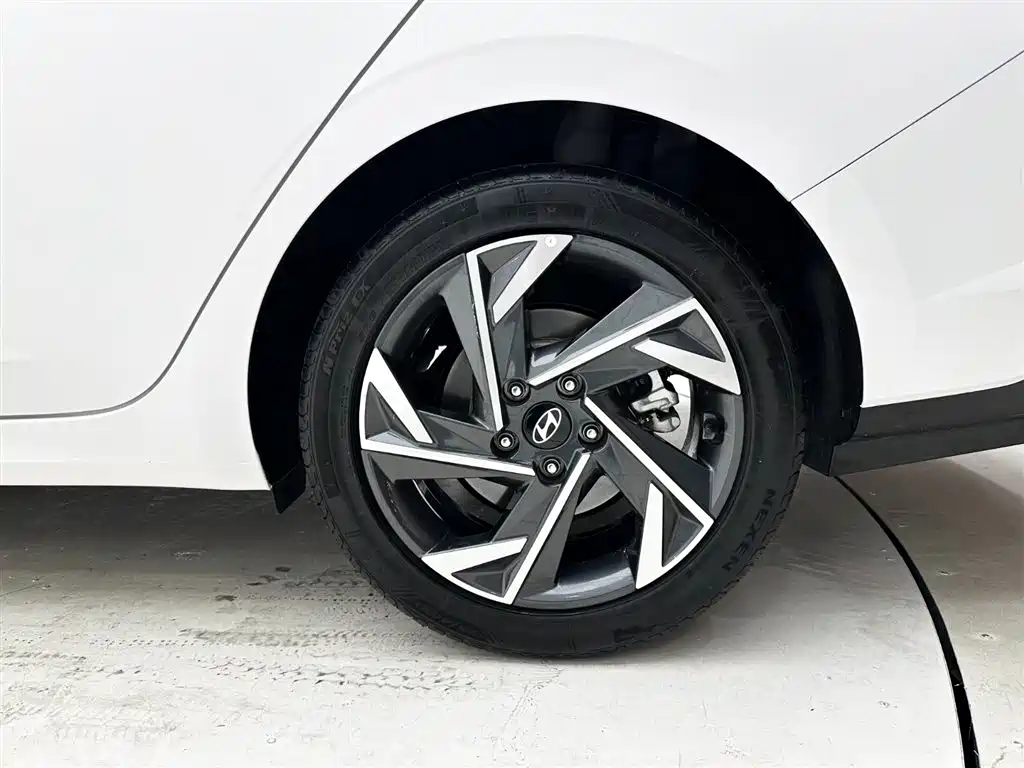 Hyundai Elantra 2023 — фото 23