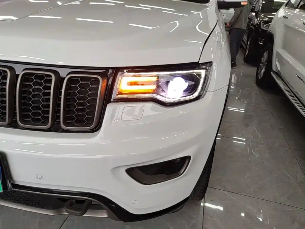 Jeep Grand Cherokee 2017 — фото 24
