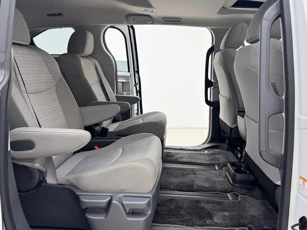 Toyota Sienna 2022 — фото 11