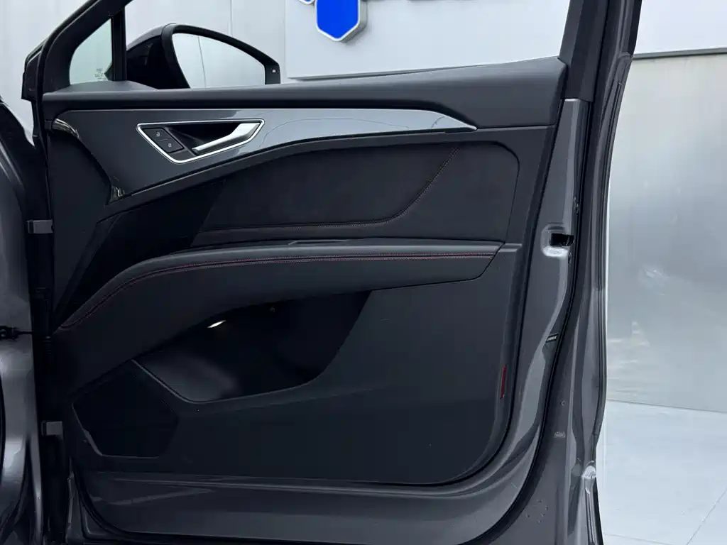 Audi Q5 e-tron 2022 — фото 17
