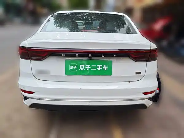 Geely Emgrand 2022