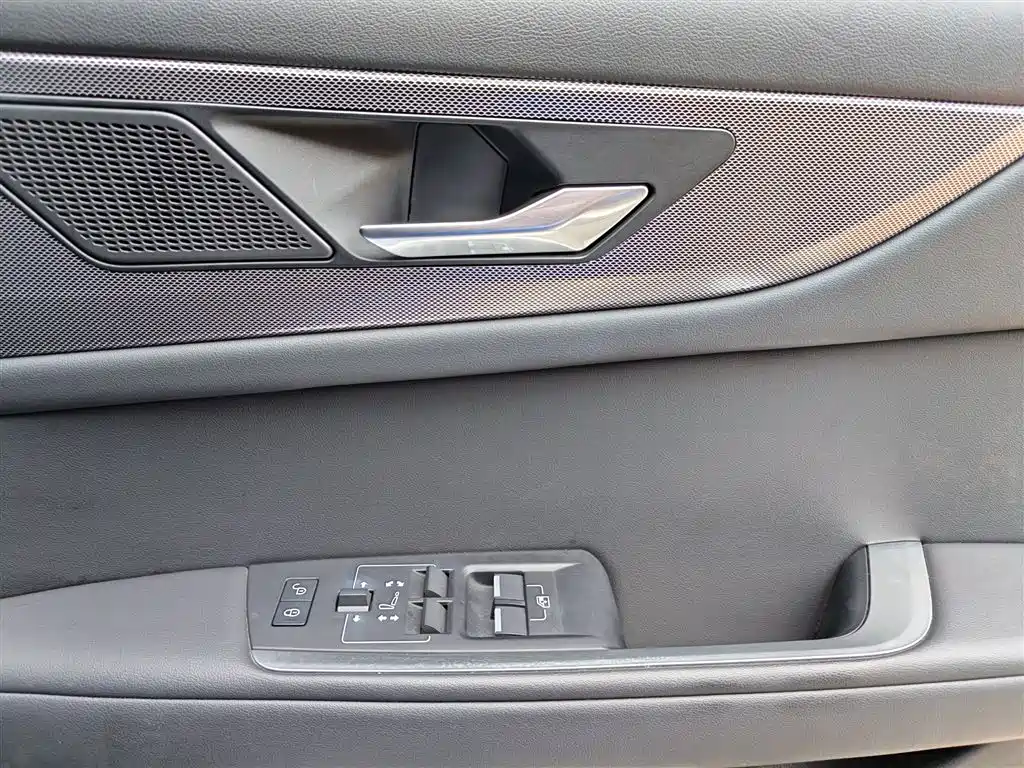 Jaguar XEL 2020 — фото 19