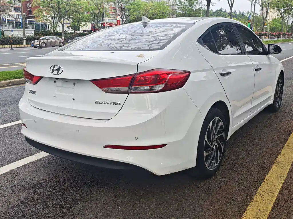 Hyundai Elantra 2020 — фото 4