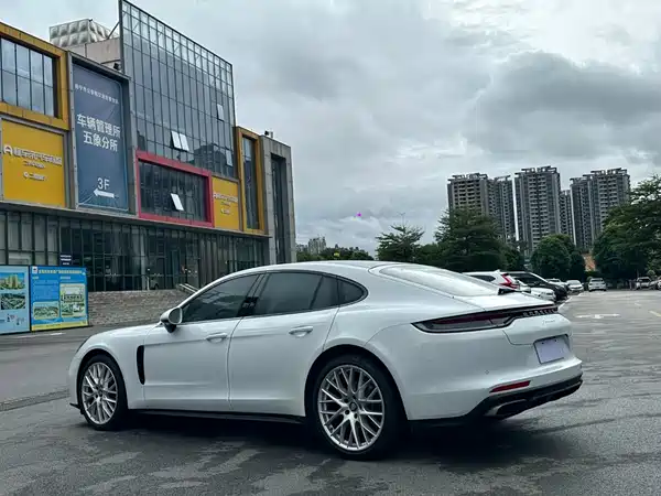 Porsche Panamera 2023