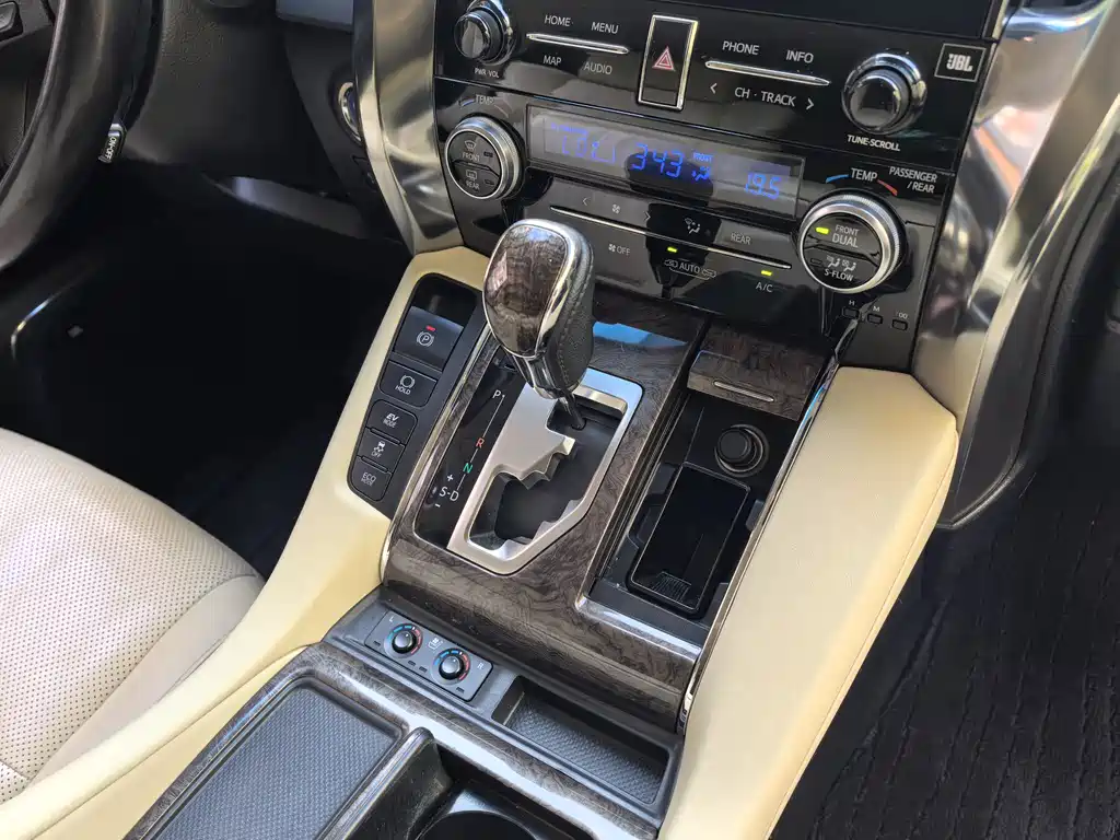 Toyota Alphard 2021 — фото 11