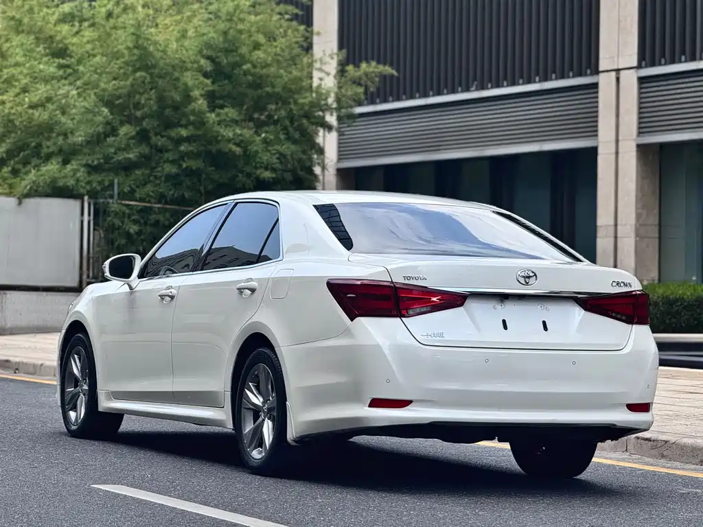 Toyota Crown 2016 — фото 4