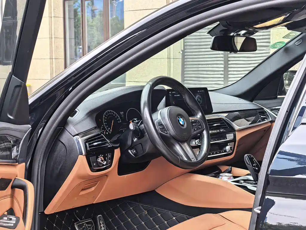 BMW 5 Series 2019 — фото 10