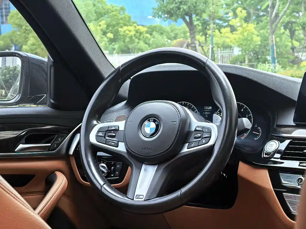 BMW 5 Series 2019 — фото 17