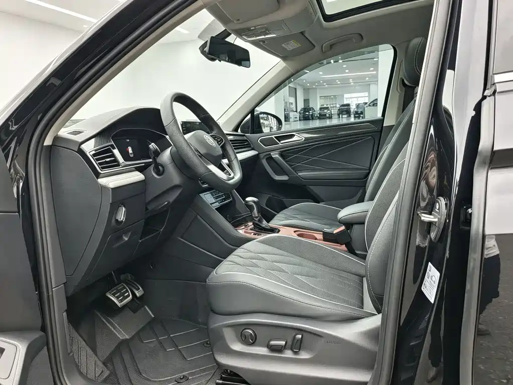 Volkswagen Tiguan L 2023 — фото 4