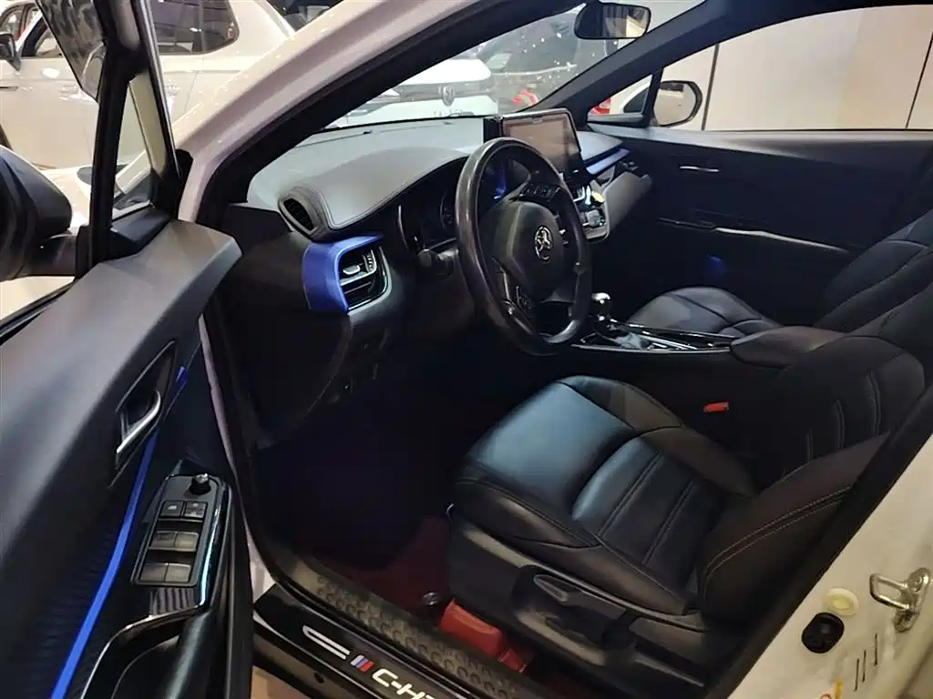 Toyota C-HR 2019 — фото 16