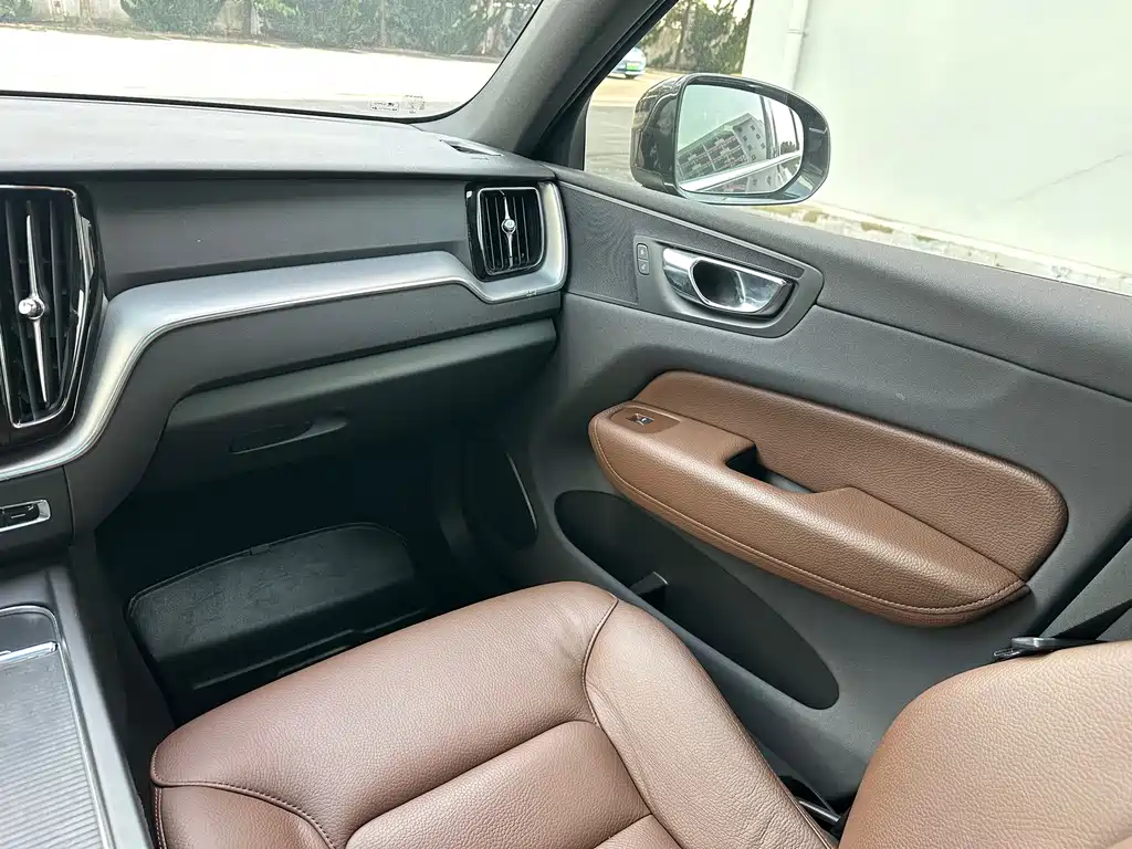 Volvo XC60 2021 — фото 26
