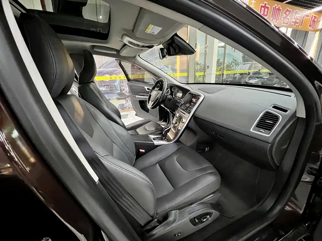 Volvo XC60 2017 — фото 15