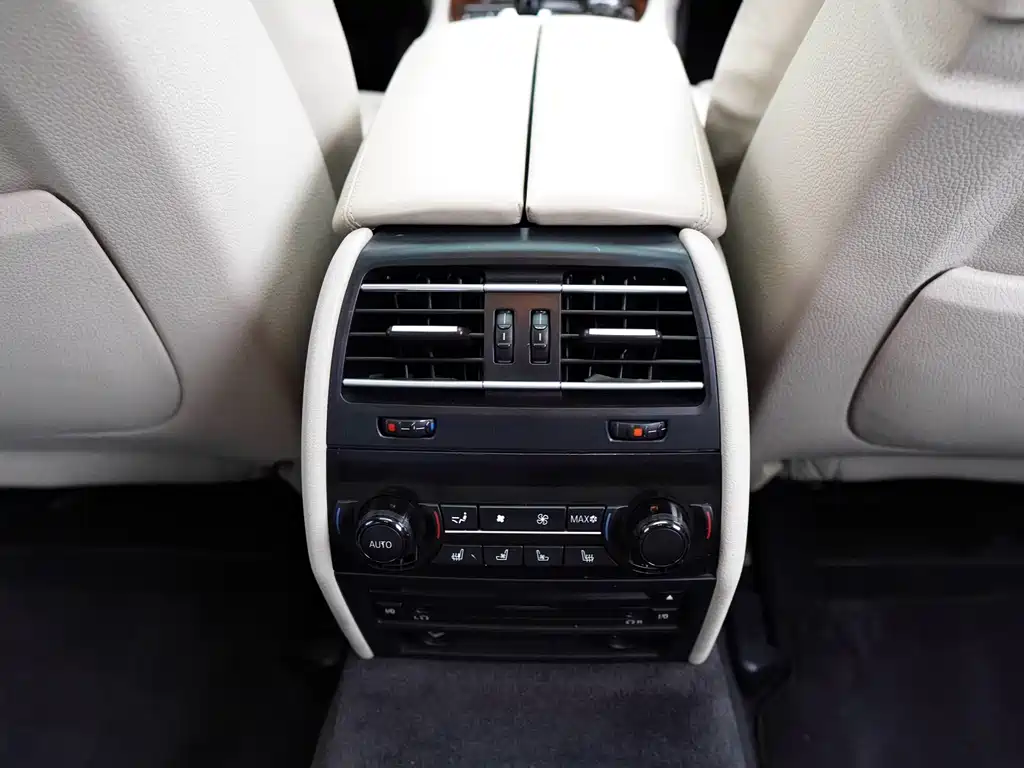 BMW 7 Series 2010 — фото 24