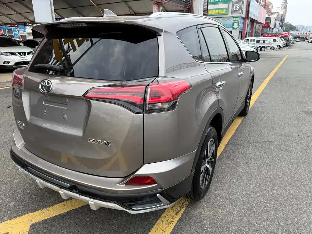 Toyota RAV4 2018 — фото 9