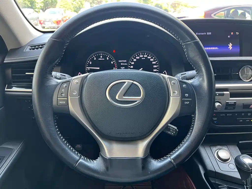 Lexus ES 2015 — фото 15