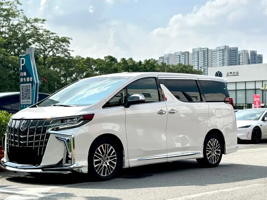 Toyota Alphard 2017 — фото 1