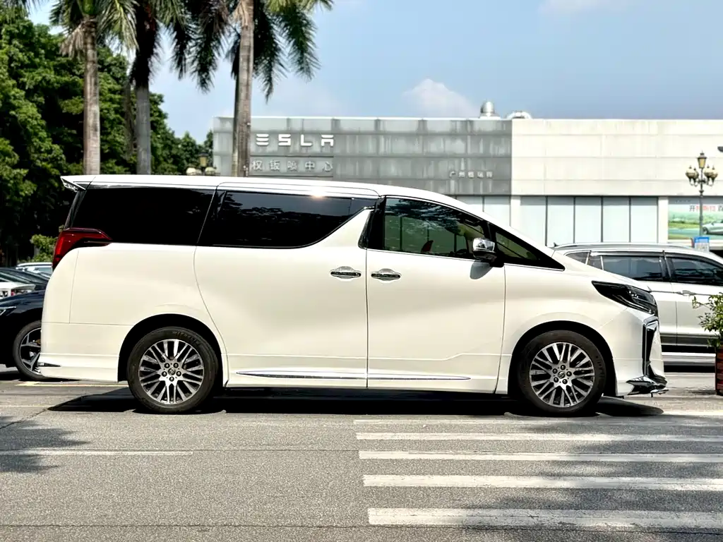 Toyota Alphard 2017 — фото 12
