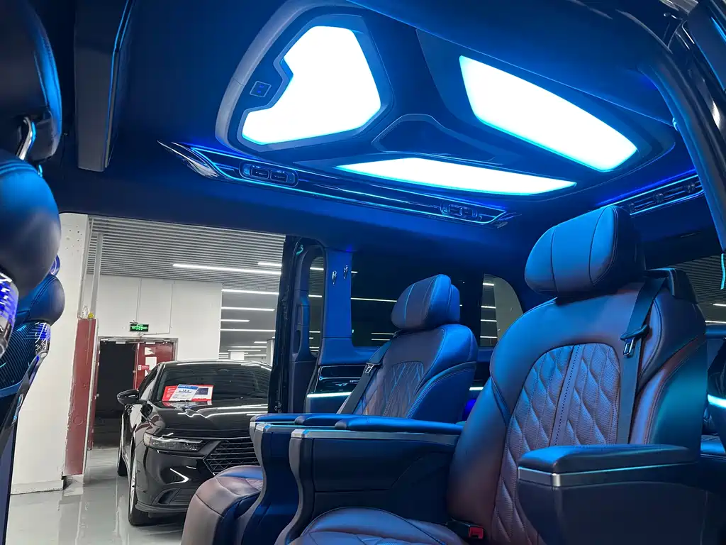 Mercedes-Benz V-Class 2018 — фото 10