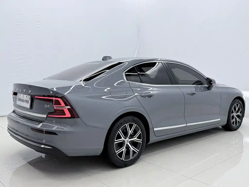 Volvo S60 2023 — фото 16