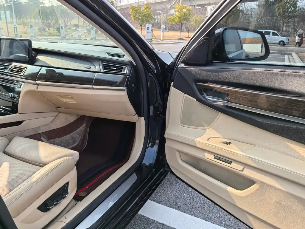 BMW 7 Series 2009 — фото 14