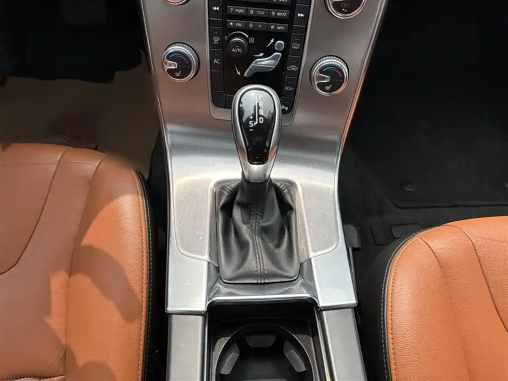 Volvo S60 2017 — фото 12