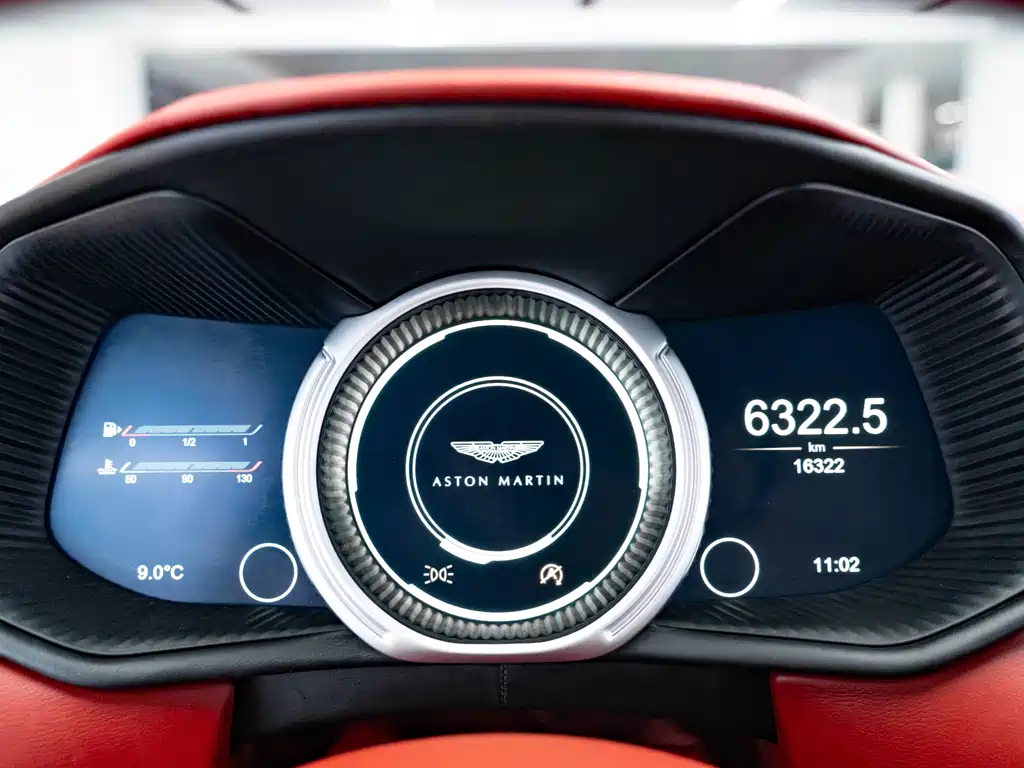 Aston Martin DB11 2022 — фото 14